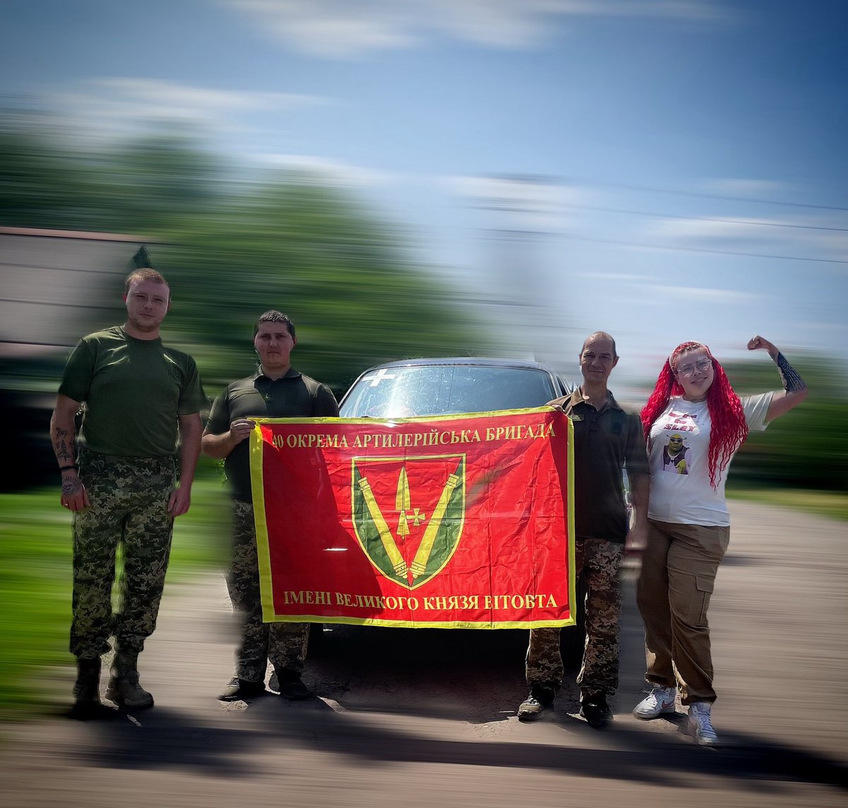 🚙💥 Сьогодні ми передали хлопцям нову бойову машину – Елічку (L200, 2003 року). Історія цієї автівки – наче серіал про дружбу, підтримку, шалені пригоди і незламну віру в перемогу.