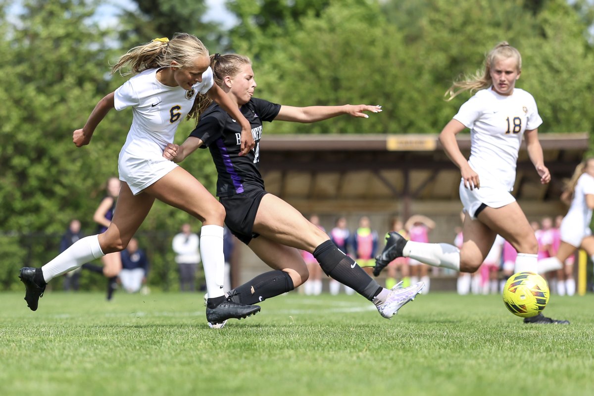 The Bloomfield Hills Black Hawks' season ended too soon as they fell 2-1 to the Hartland Eagles in the district final on Saturday 📸 susanadamsphoto.com/bhhsblackhawks…