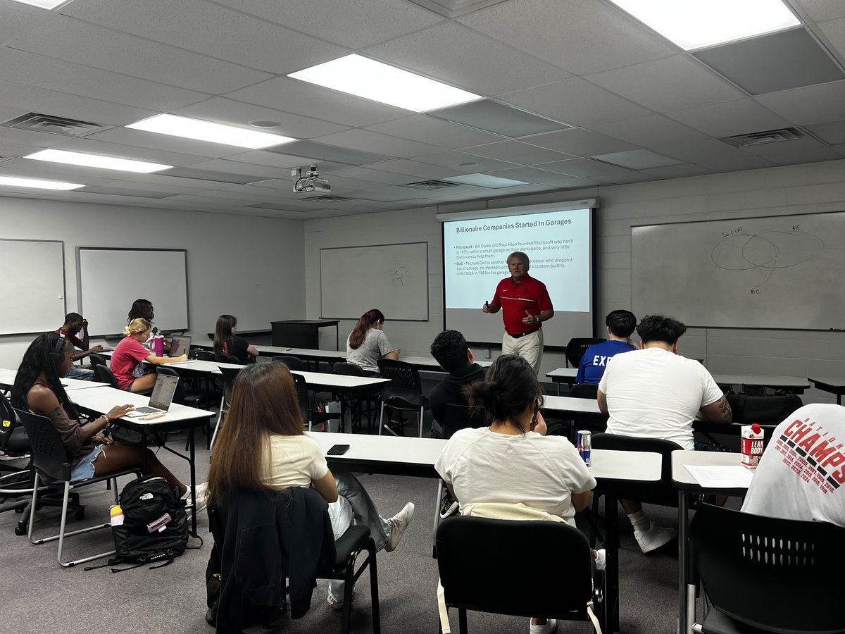 ☀️Happy Monday, Dawgs! Summer is a great time to get ahead or focus on a challenging course!☀️

Key Dates:
👉Summer 1 classes begin this Wednesday, June 4th!
👉Summer 2 begins July 10th
👉Fall begins August 25th

⭐schedule.navarrocollege.edu