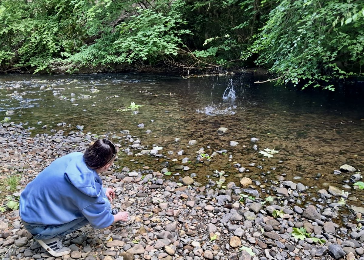 Our Midlothian Wellbeing Walk crew love getting outdoors to boost their  mental health... and to snap a group pose 😉! Here's a selection of pics from their most recent walks:

📸 1 &amp; 2: Dalkeith Country Park
📸 3 &amp; 4: Newbattle (with bonus stone skimming!)