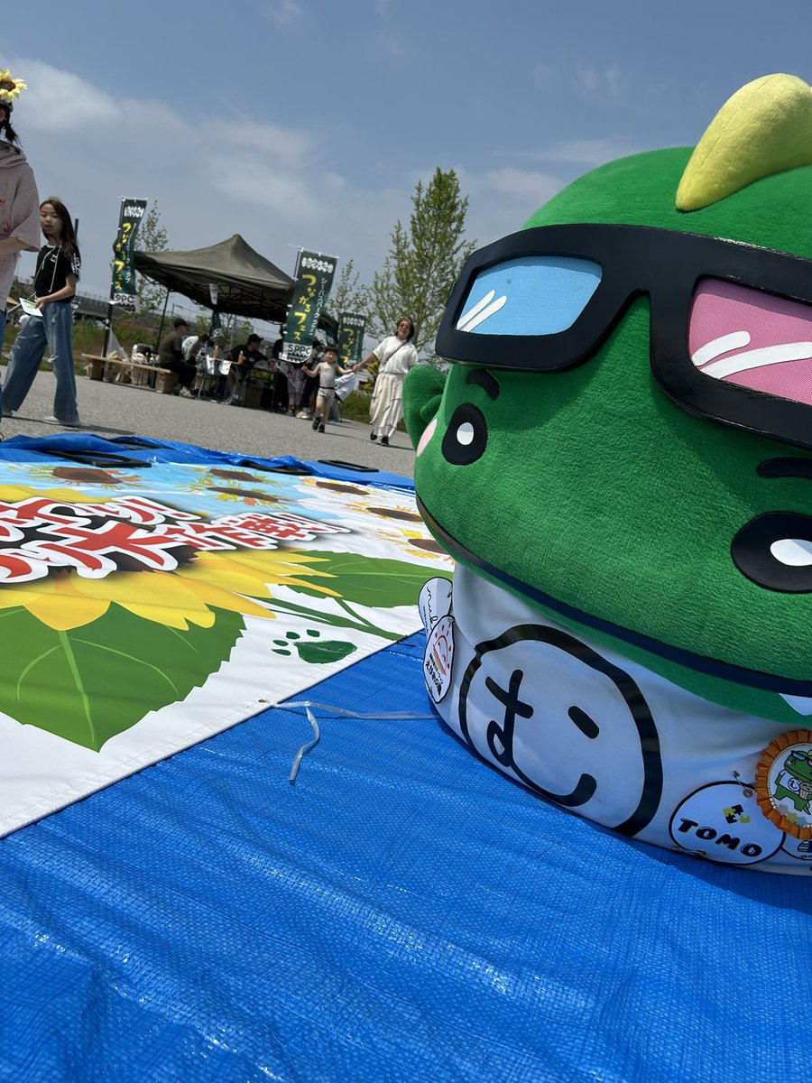 muvimuvio's tweet photo. 【ひまわり大作戦おかわり🌻🦖】
きのうは
しーぱすぱーく
いってきたむび〜🦖
ひまわりだいさくせんで🌻
みんなで
ひまわりうえたむび〜🌻🦖
たのしかったむび〜🌻🦖
#むびお
#muvio
#ひまわり大作戦 https://t.co/lBGwlsEe1e