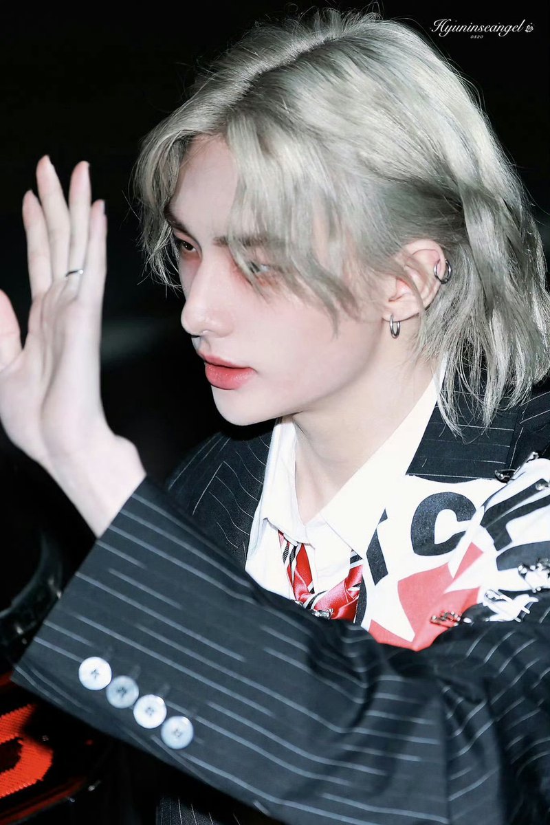 hyunjggg's tweet photo. 하나는 금발 하나는 은발인데 둘 사진 느낌은 똑같애 무슨 느낌이냐면.. 그리스 로마 신화를 찢고 나온 신 같달까 https://t.co/mZkfwlxU7u