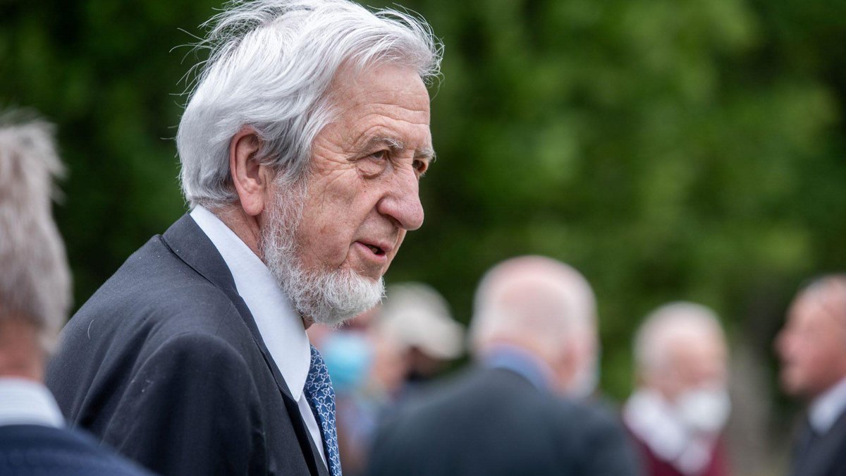 BREAKING: New level of political violence in Hungary and the serious topic of the threat that Orbán can goes as far to make a civil war!

Former Foreign Minister (1990-1994) Géza Jeszenszky and his wife got attacked ahead of their home with a hammer! 
/1