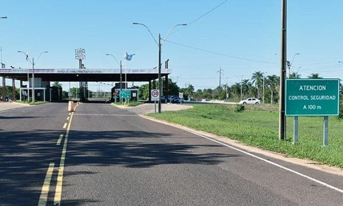ebypy's tweet photo. La Entidad Binacional Yacyretá (EBY) informa que este miércoles 4 de junio, la ruta que conecta Ayolas – Ituzaingó, sobre el coronamiento de la Central Hidroeléctrica (Paso Fronterizo) permanecerá cerrada temporalmente en horario de 9:00 a 11:00. Esto debido a tareas de mantenimiento programado, que se llevará a cabo en zona de la Unidad Generadora UG18. Una vez culminados los trabajos, se permitirá nuevamente el tránsito sobre la mencionada vía.
