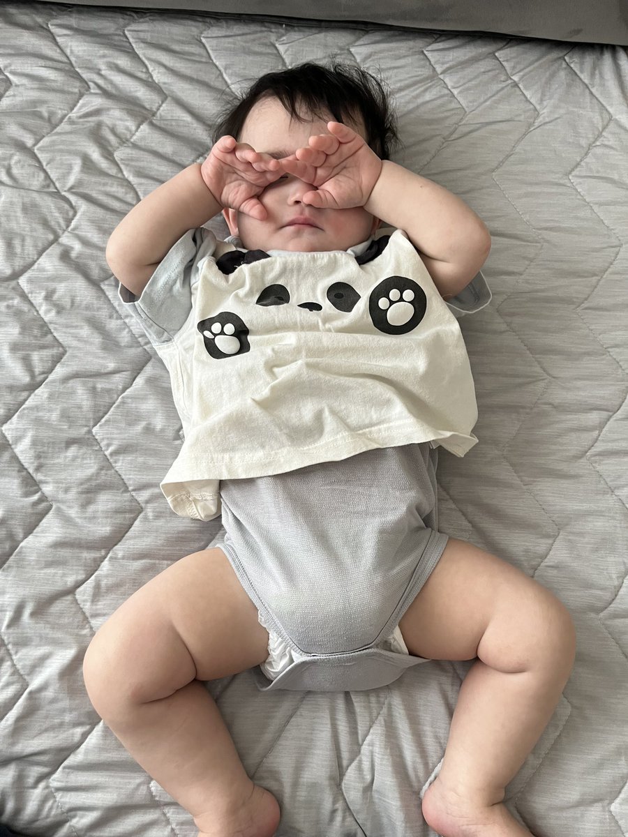 午前中、ぐずぐず言ってたから抱っこしてると寝てしまって、布団に降ろしたらこれだった笑
このまま寝てた笑
そりゃ眠いよね。5時に起きたんだから😑😑