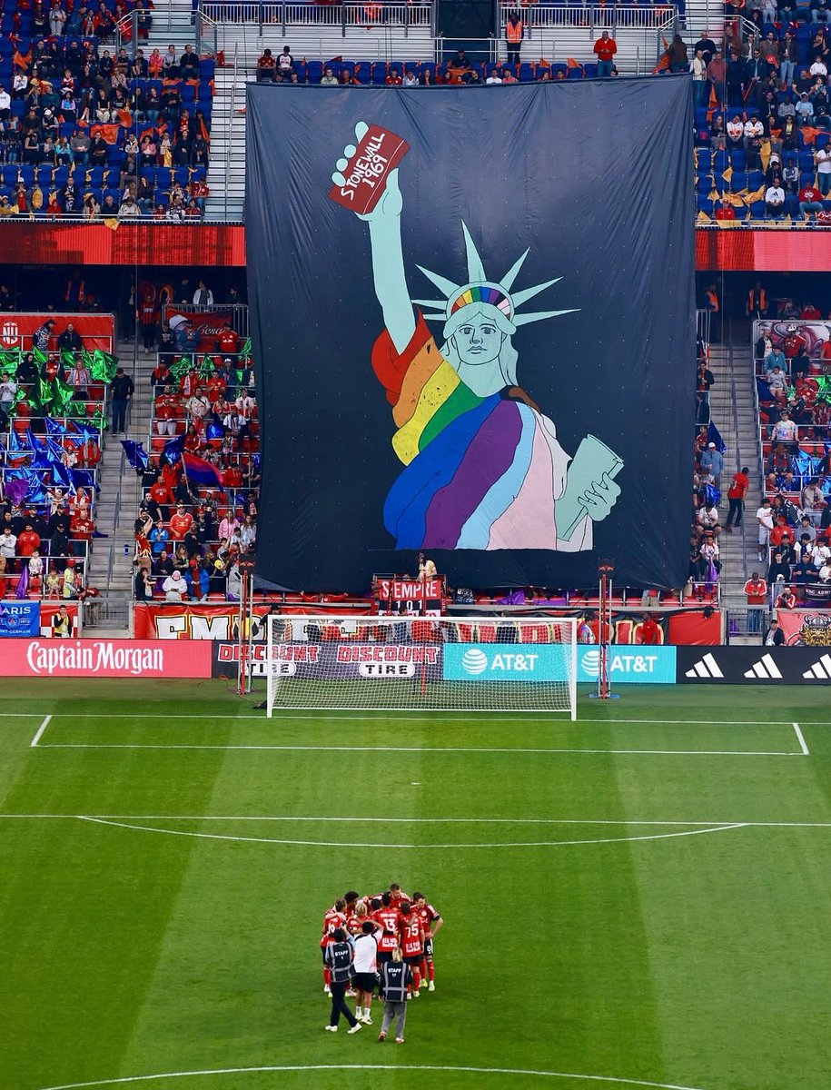 🇺🇸El sábado los hinchas del New York RB desplegaron una bandera con la imagen de la estatua de la libertad con los colores de la comunidad LGTBQ+ y sosteniendo un ladrillo con la leyenda “Stonewall 1969”, en referencia al histórico enfrentamiento contra la policía.