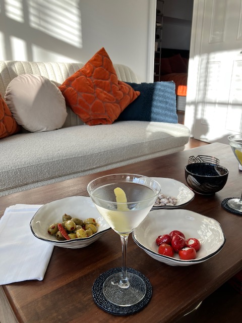 Thank you <a href="/Angus_Malcolm/">Angus Malcolm</a>  for the great martinis and conversation in your lovely flat in the heart of Soho last night - and for everything you do to celebrate and role model healthy modern masculinity with <a href="/BarefootRoar/">Barefoot Man</a>  barefootman.org 😍