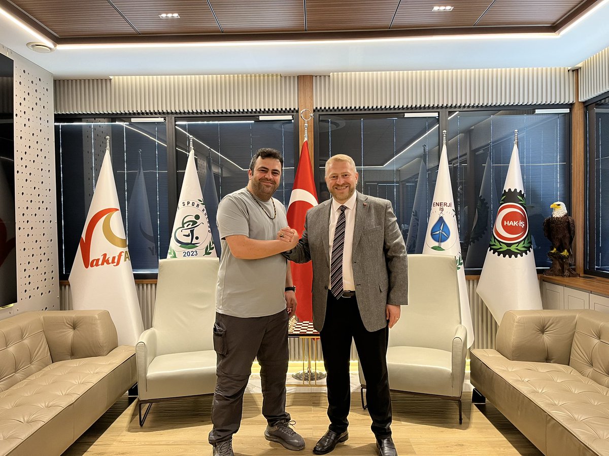 kamulog_net's tweet photo. Yaptığı açıklamalarla gündemin odağı olan ve sohbetinden keyif aldığım samimi  bir başkan.

@Enerjiis genel başkanı sayın @MahmudAltu76291 bey ile Kamu İşçi Platformları Birliği adına görüştük.

Kendileri yeni bir konfederasyonlaşma sürecine gidiyor. Konuşmaları ve mücadelesinin samimiyetine kalben ikna oldum. 

Enerji alanında çalışan emekçilerin çok şanslı olduğunu düşünüyorum. Umarız diğer konfederasyonlar ve sendikalar kendisinin emekçiler için verdiği mücadelesini görüp pay çıkartır.

Kendilerine arkadaşlarım adına teşekkür ediyorum misafirperverliği ve samimi sohbeti için başarılar dileriz mücadelesinde 🇹🇷