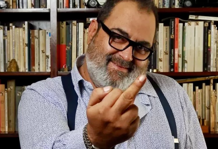 ¡Cómo se lo extraña! Muchas veces pienso que falta su voz y su valentía.