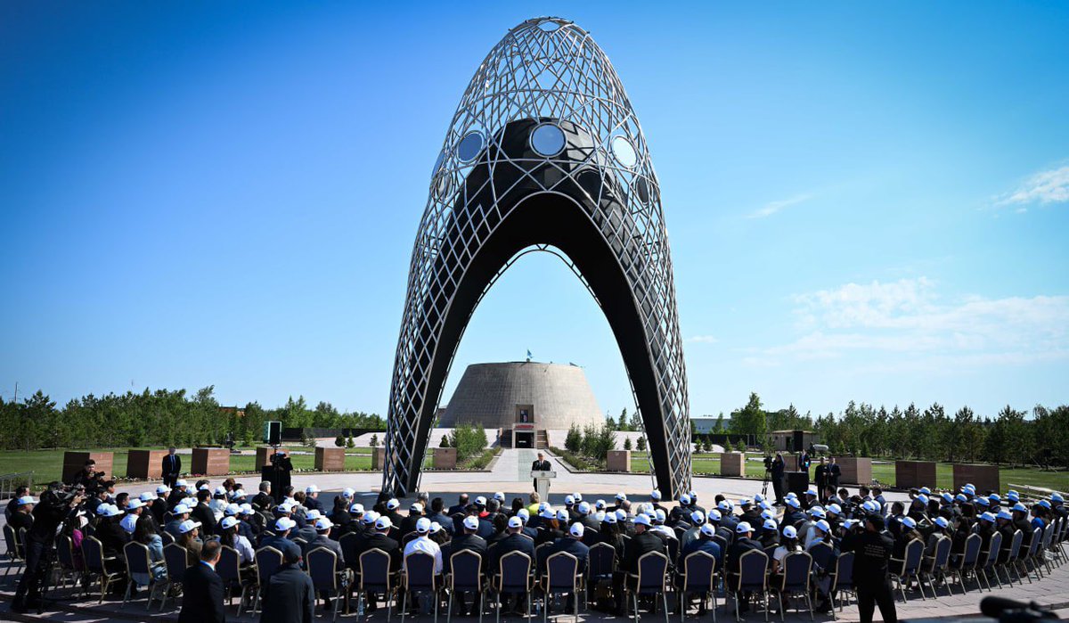 MFA_KZ's tweet photo. President Tokayev delivered an address at the ALZHIR Memorial Complex to honor victims of political repression &amp; famine, reaffirming Kazakhstan’s commitment to preserving historical truth &amp; drawing enduring lessons from this dark chapter in its history.

https://t.co/RkD5tYyQA3 https://t.co/NRN6lnUjLq