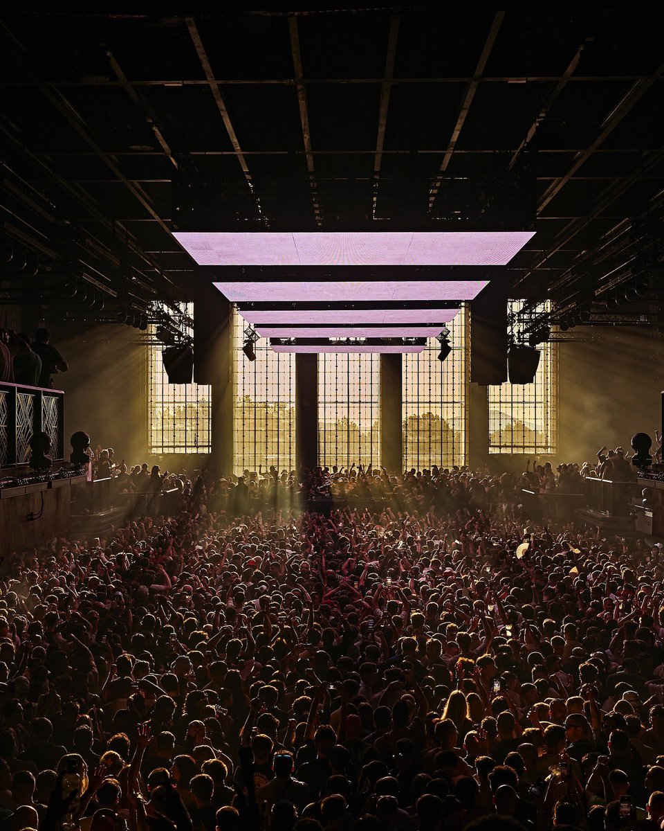 UsTwoMusic_'s tweet image. I hope whoever came up with the idea of putting these shutters in has a nice day