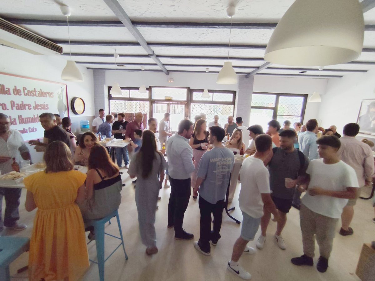 En el día de ayer, tuvo lugar una convivencia de la cuadrilla de costaleros de Ntro. Padre Jesús de la Humildad, fomentando así la unión y fraternidad entre los miembros del grupo.

Durante la misma, se hizo entrega de un donativo a nuestra Corporación.

#HumildadSevillaEste