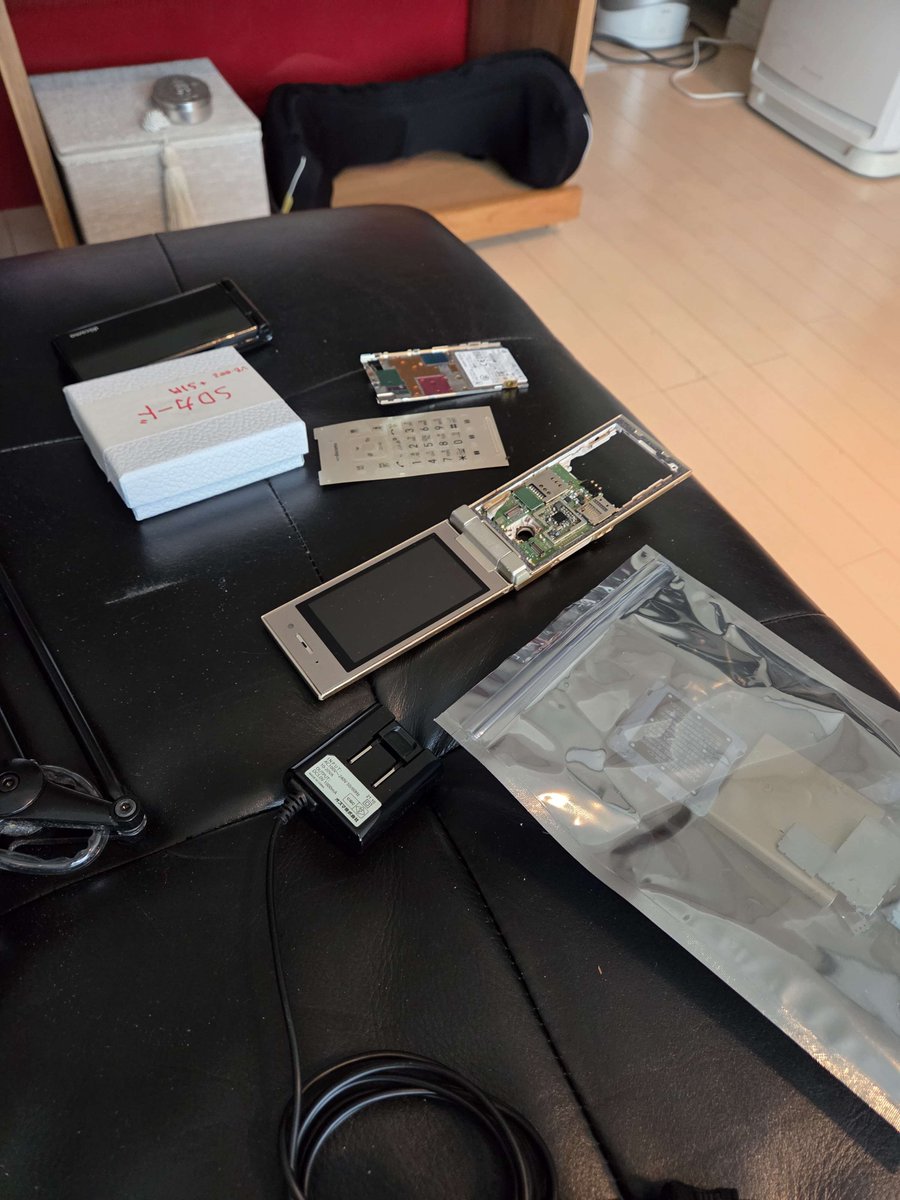 RockmanCosmo's tweet image. I visited @gamepresintl's headquarters in Tokyo and discussed their i-mode game preservation project! We discussed many things, from dumping procedures to cataloguing phone models. It was very productive, and we now have a clearer direction on how to move forward.