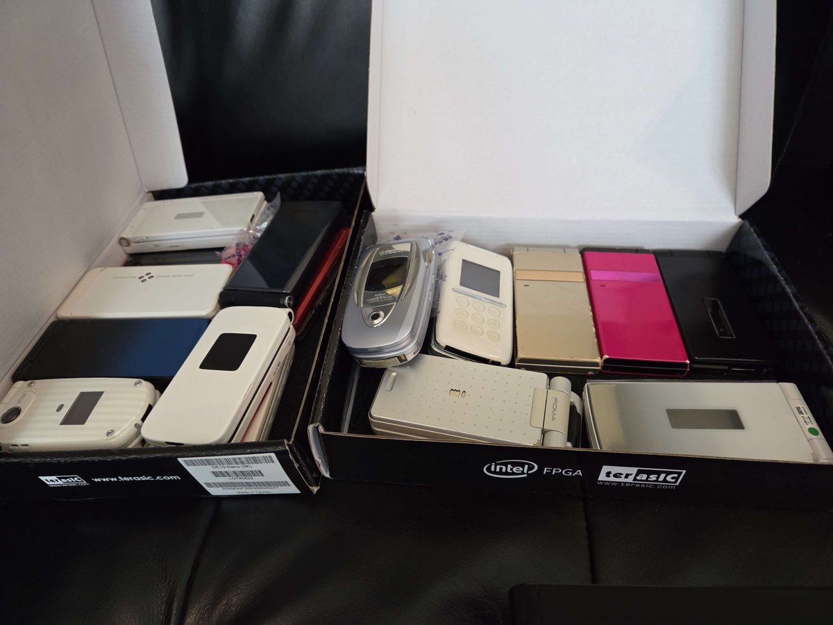 RockmanCosmo's tweet image. I visited @gamepresintl's headquarters in Tokyo and discussed their i-mode game preservation project! We discussed many things, from dumping procedures to cataloguing phone models. It was very productive, and we now have a clearer direction on how to move forward.