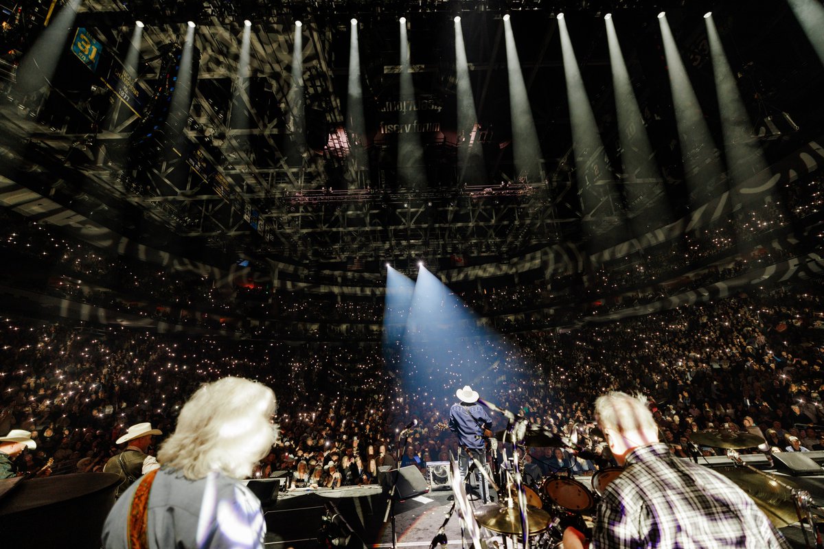 Still thinking about that unforgettable night in Milwaukee. Y’all made it one for the books. What was your favorite part of the #LastCallWithAlan Tour? #RememberWhensday