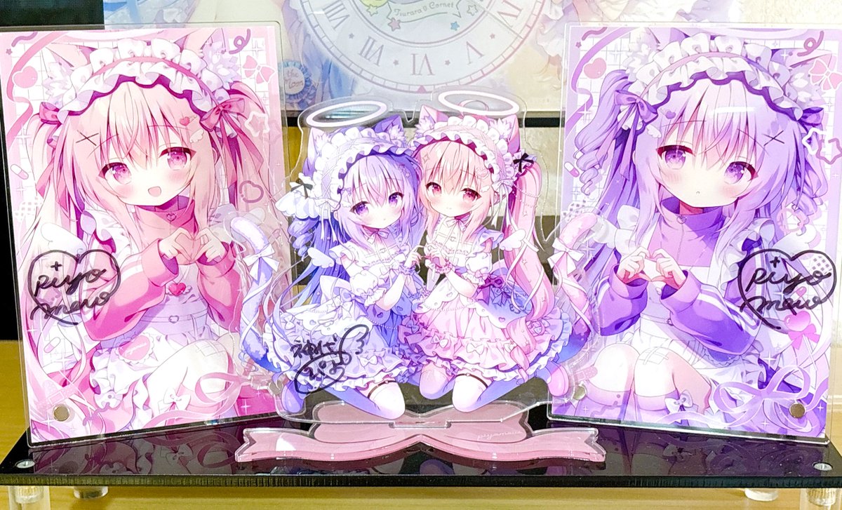 コミティア戦利品②ぴよみゅう先生(<a href="/piyomew_/">ぴよみゅう🐣</a> )
新作のアクリルフォトパネル2種類を購入してサインもいただいちゃいました！嬉しいー！
前回のアクスタと並べて飾ってみました！新名義と旧名義のサイン、どちらもいいですね😊