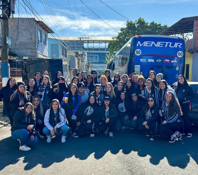GeorgiaA_1903's tweet photo. Busão das Gurias, copamos Caxias novamente! 

Vamo GRÊMIO 🇪🇪🫱🏽‍🫲🏾 https://t.co/sKtz8mOW7y