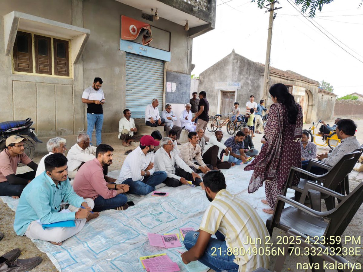 agriupleta's tweet photo. આજ રોજ કૃષિ વિજ્ઞાન કેન્દ્ર,પીપળીયા  તથા રાજકોટ જિલ્લા વહીવટી તંત્રના સંયુક્ત ઉપક્રમે “વિકસિત કૃષિ સંકલ્પ અભિયાન યાત્રા"કાર્યક્રમનું આયોજન ઉપલેટા તાલુકાના ખાખીજાળીયા,મોજીરા અને નવાકલારીયા ખાતે કરવામાં આવ્યું.જેમા બહોળી સંખ્યામાં ખેડૂતોએ ઉપસ્થિત રહીને  ખેતીલક્ષી વિવિઘ માહિતી મેળવી https://t.co/FnHLuZTgU5