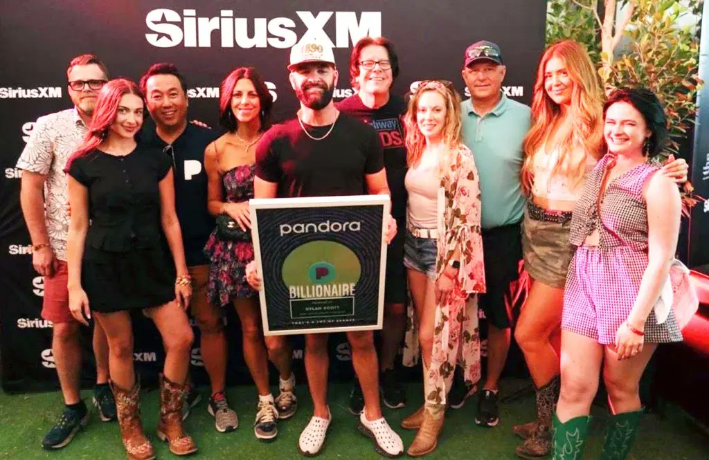 HookBarrelMag's tweet image. Country star Dylan Scott recently earned a Pandora Billionaire plaque for surpassing one billion streams on Pandora. “Thank you to Pandora for all their amazing support,” said Benson Curb of Curb Records, noting their long-standing belief in Scott. #musicnews #musicnotes

MORE of…
