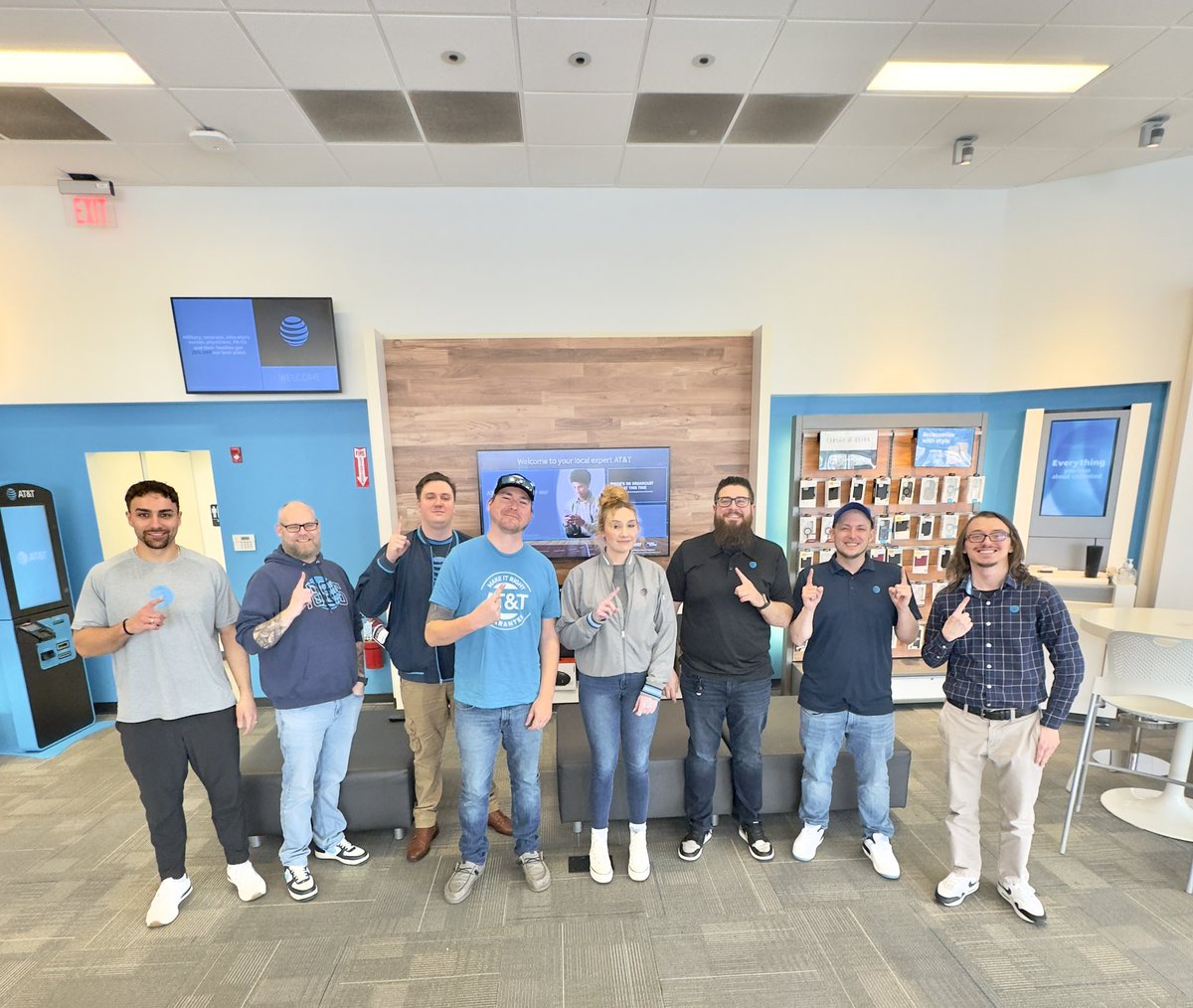 ☝️ means one team, one dream. Together, we connect our customers to greater possibilities. Join our retail team and help provide innovative solutions in your community. go.att.jobs/6019NCWhU

#LifeAtATT