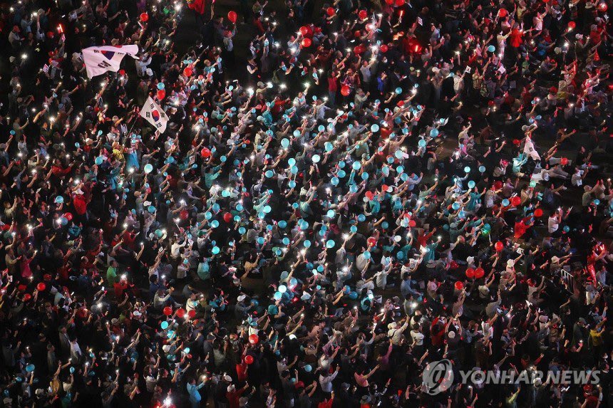 당보다 국가, 명예보다 정의, 그 자신보다 우리 아이들이 살아갈 이 나라를 너무나 사랑하기 때문에 많은 것을 감수하며 할 일을 하셨어요. 그 용기와 결단을 응원하고 지지합니다! 그리고, 솔직히 우리 외롭지 않잖아요!