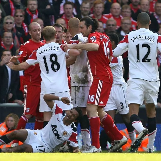luisferpo's tweet photo. ⚠️ Patrice Evra: "Carragher le hizo una falta muy dura a Nani y quedó en el suelo. Cuando Scholes lo vio llorando dijo 'no puede ser' y se fue. Eres jugador del United, no puedes llorar en Anfield.

Lo peor para él fue cuando llegó Ferguson. Le dijo: 'Espero que tu pierna esté rota, eres futbolista del United, no puedes ponerte a llorar'".

💻 SDS.