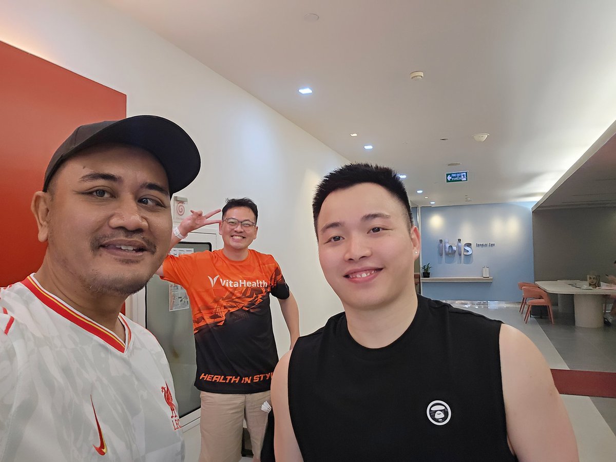 RomiZunaidi's tweet image. Selfie dgn Aaron Chia 🏸🏆
#AaronChia #ThailandOpen2025 #badminton #BadmintonMalaysia #badmintonlovers #DemiMalaysia