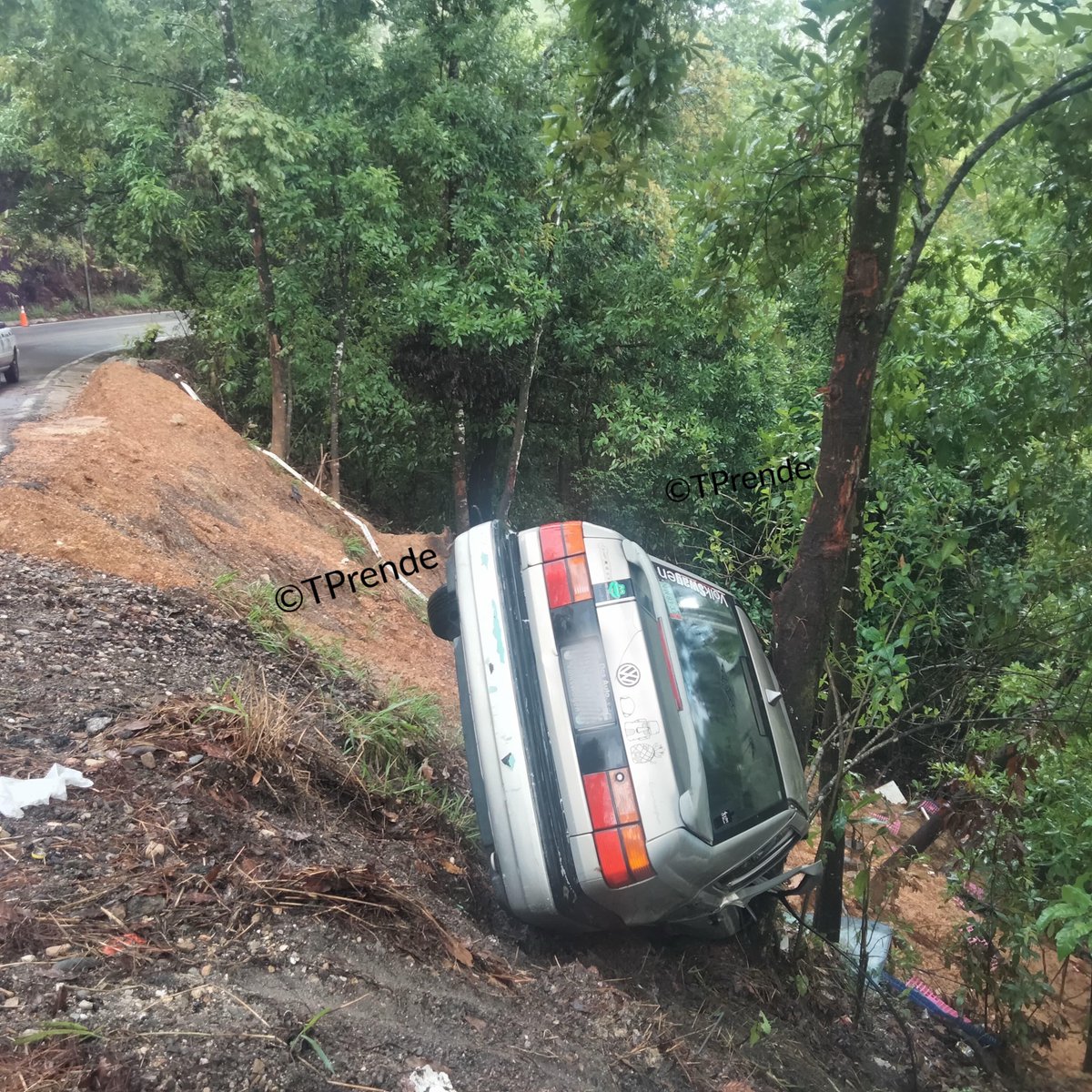 Se reportan DOS accidentes:

Corporaciones de seguridad y auxilio acuden por Jetta que volcó en la Carretera Federal 125, km 138.9 cerca de Gregorio Álvarez, #Putla.

También vuelca tráiler en la Carretera Federal 125 en el paraje “El Platanar”, en San Isidro del Estado.