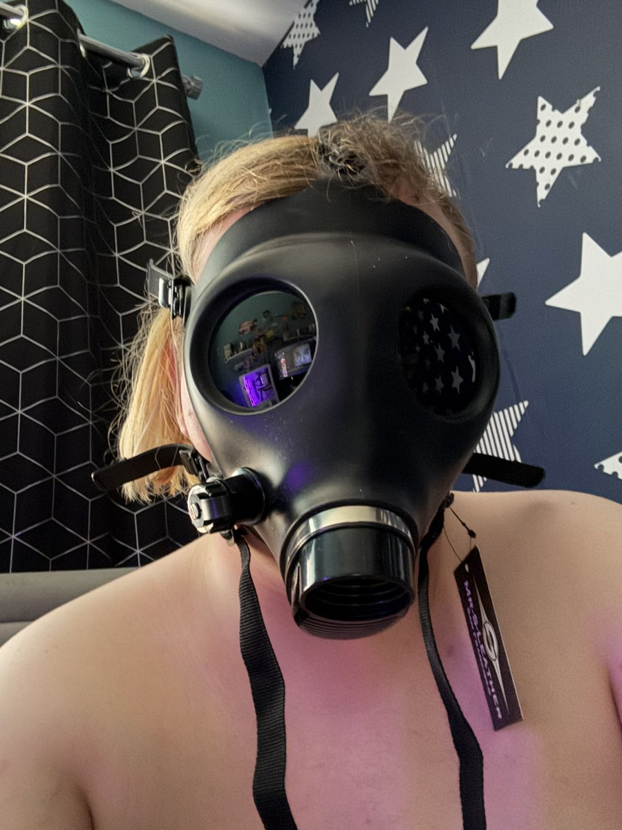 Pup_Sunset's tweet image. puppy got a gas maskkk
let the drone shenanigans begin ;3