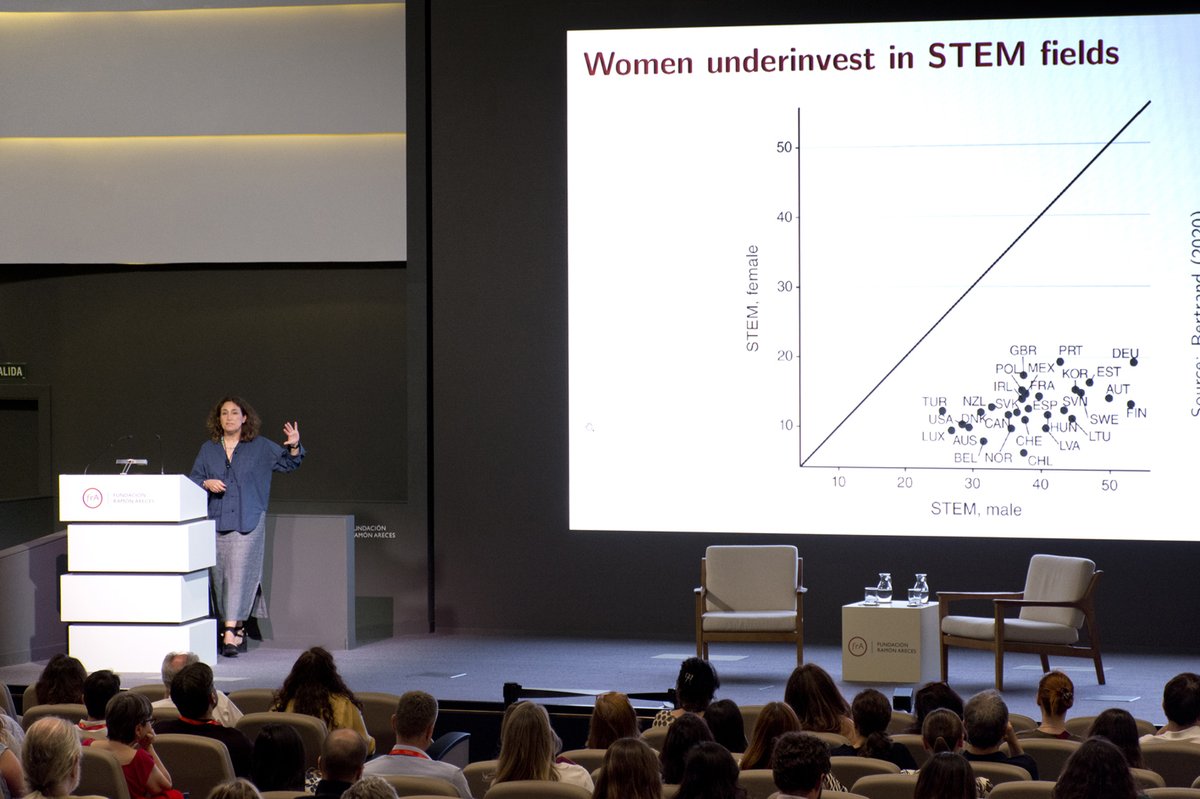 🚺 #Desigualdad de #género en los mercados laborales

Disponible 🟢 el vídeo de la conferencia de Bárbara Petrongolo en la #frAreces

Puedes verlo cuando quieras en nuestro canal
▶️ youtube.com/live/iiUNMg-D4… (ESP)
▶️ youtube.com/live/gVqwgSW2G… (ENG)

#Empleo #Economia #Mujer #Laboral