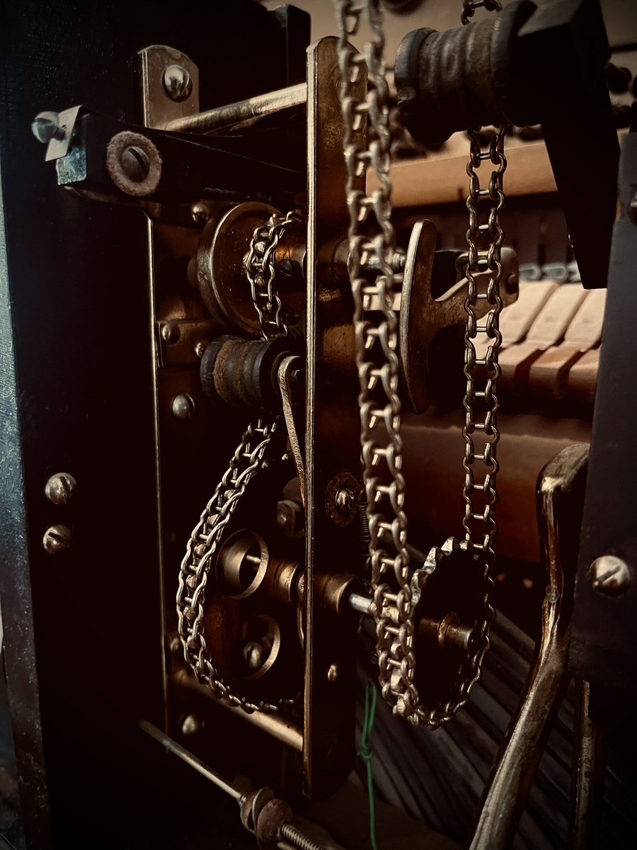 Chain drives in a pneumatic (air-driven) player piano.

Happy Monday, cogs.