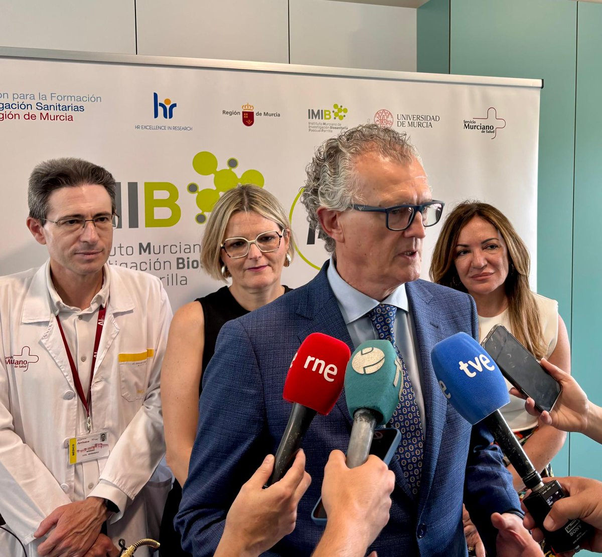 🔬📚 El IMIB, junto a FFIS, impulsa un programa que anima a los médicos especialistas en Medicina Familiar y Comunitaria a realizar su tesis doctoral en siete áreas clave.

Cada línea contará con un investigador de del IMIB para guiar y apoyar el trabajo de los investigadores.