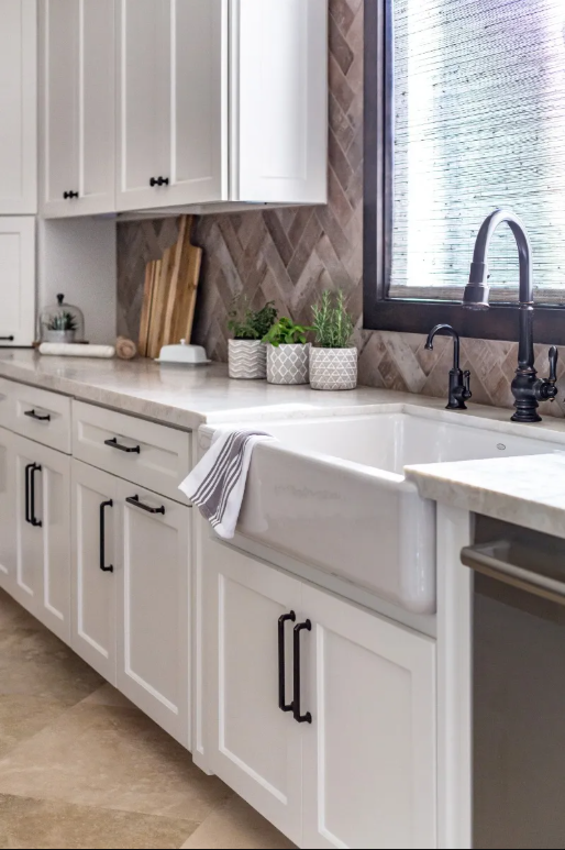 BaldwinBrassCtr's tweet photo. Hardware that brings in a traditional feel, with clean lines to lending to a more modern aesthetic?🌟🪄  Stop by our showroom to check out Top Knobs' Chareau® Collection 🤗

#BaldwinHardwareDirect #BaldwinKitchenandBath #TopKnobs #TopKnobsCollection #VisitWestReading https://t.co/Vw6ePNVDJx