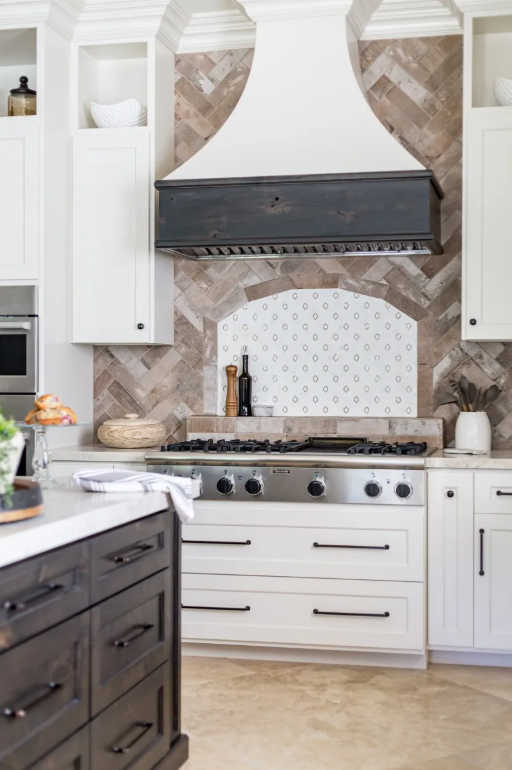 BaldwinBrassCtr's tweet photo. Hardware that brings in a traditional feel, with clean lines to lending to a more modern aesthetic?🌟🪄  Stop by our showroom to check out Top Knobs' Chareau® Collection 🤗

#BaldwinHardwareDirect #BaldwinKitchenandBath #TopKnobs #TopKnobsCollection #VisitWestReading https://t.co/Vw6ePNVDJx