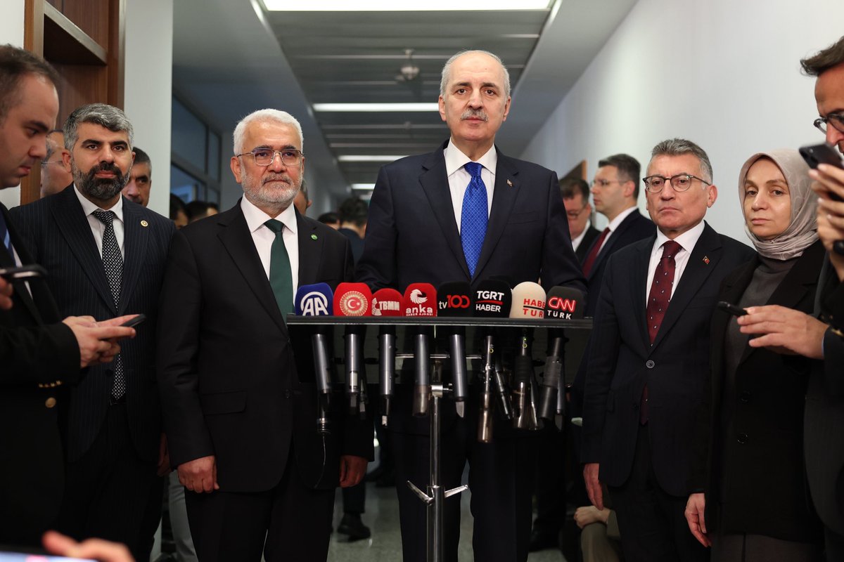 zyapicioglu's tweet photo. TBMM Başkanı Sayın Numan KURTULMUŞ, Ak Parti Grup Başkanı Abdullah GÜLER ve Grup Başkan Vekili Leyla ŞAHİN USTA ile beraber ziyaretimize geldiler.

Meclis Başkanlığı seçimlerinin yanısıra siyasetin ve TBMM gündemindeki memleket meseleleri hakkında faydalı bir görüşme oldu.

Nazik ziyaretleri için Sayın Meclis Başkanımıza teşekkür eder, yarın yapılacak Meclis Başkanlığı seçimlerinin hayırlara vesile olmasını dilerim.