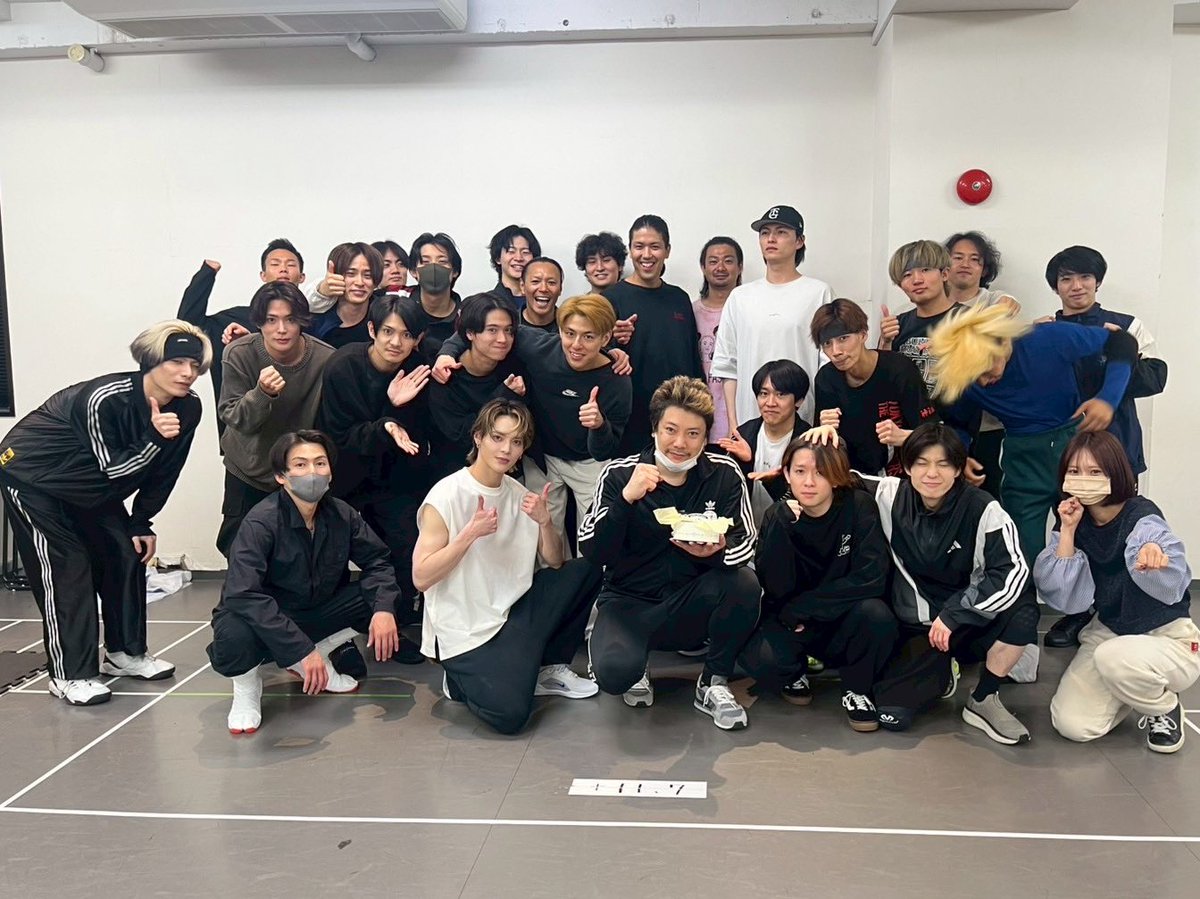revengers_stage's tweet image. 【 #リベステ 稽古場日誌】

本日は武藤泰宏役 #兼崎健太郎 さんのお誕生日でした🎂
稽古場では皆でチーズケーキでお祝いしました🎉

🎫チケット好評発売中
officeendless.com/sp/revengers_s…
📍大阪：COOL JAPAN PARK OSAKA WWホール
📅6月26日(木)～29日(日)
📍横浜：KAAT 神奈川芸術劇場〈ホール〉…