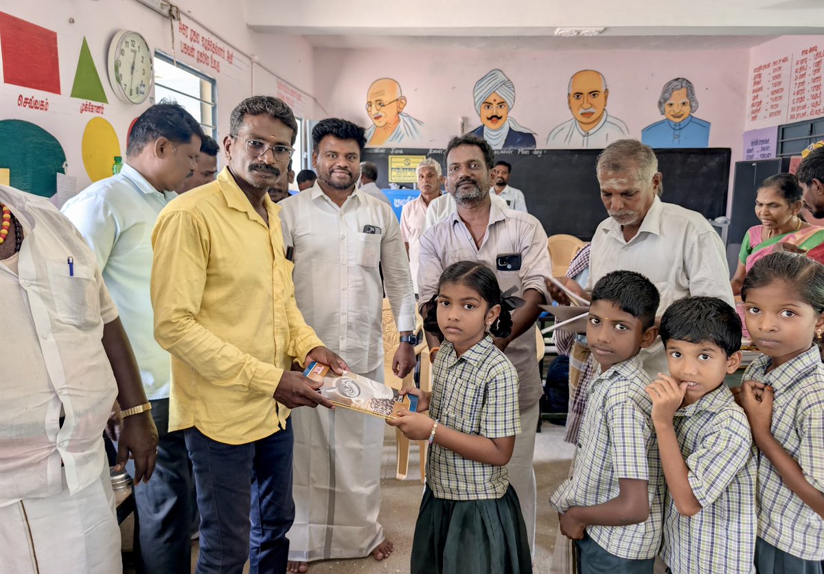 Ananthan Ayyasamy (@ananthayyasamy) on Twitter photo இன்று தென்காசி மாவட்டம் சங்கரன்கோவில் ஒன்றியம் சுப்புலாபுரம், வயலி மற்றும் சங்கரலிங்காபுரம் பகுதிகளில், கோடை விடுமுறை முடிந்து பள்ளிக்கு திரும்பிய ஊராட்சி ஒன்றியத் தொடக்கப் பள்ளி மாணவர்களுக்கு நமது <a href="/voiceofTenkasi/">Voice of Tenkasi Foundation</a> மற்றும் “மக்களின் நண்பன் நற்பணி மன்றம்” சார்பாக விலையில்லா நோட்டு இன்று தென்காசி மாவட்டம் சங்கரன்கோவில் ஒன்றியம் சுப்புலாபுரம், வயலி மற்றும் சங்கரலிங்காபுரம் பகுதிகளில், கோடை விடுமுறை முடிந்து பள்ளிக்கு திரும்பிய ஊராட்சி ஒன்றியத் தொடக்கப் பள்ளி மாணவர்களுக்கு நமது <a href="/voiceofTenkasi/">Voice of Tenkasi Foundation</a> மற்றும் “மக்களின் நண்பன் நற்பணி மன்றம்” சார்பாக விலையில்லா நோட்டு