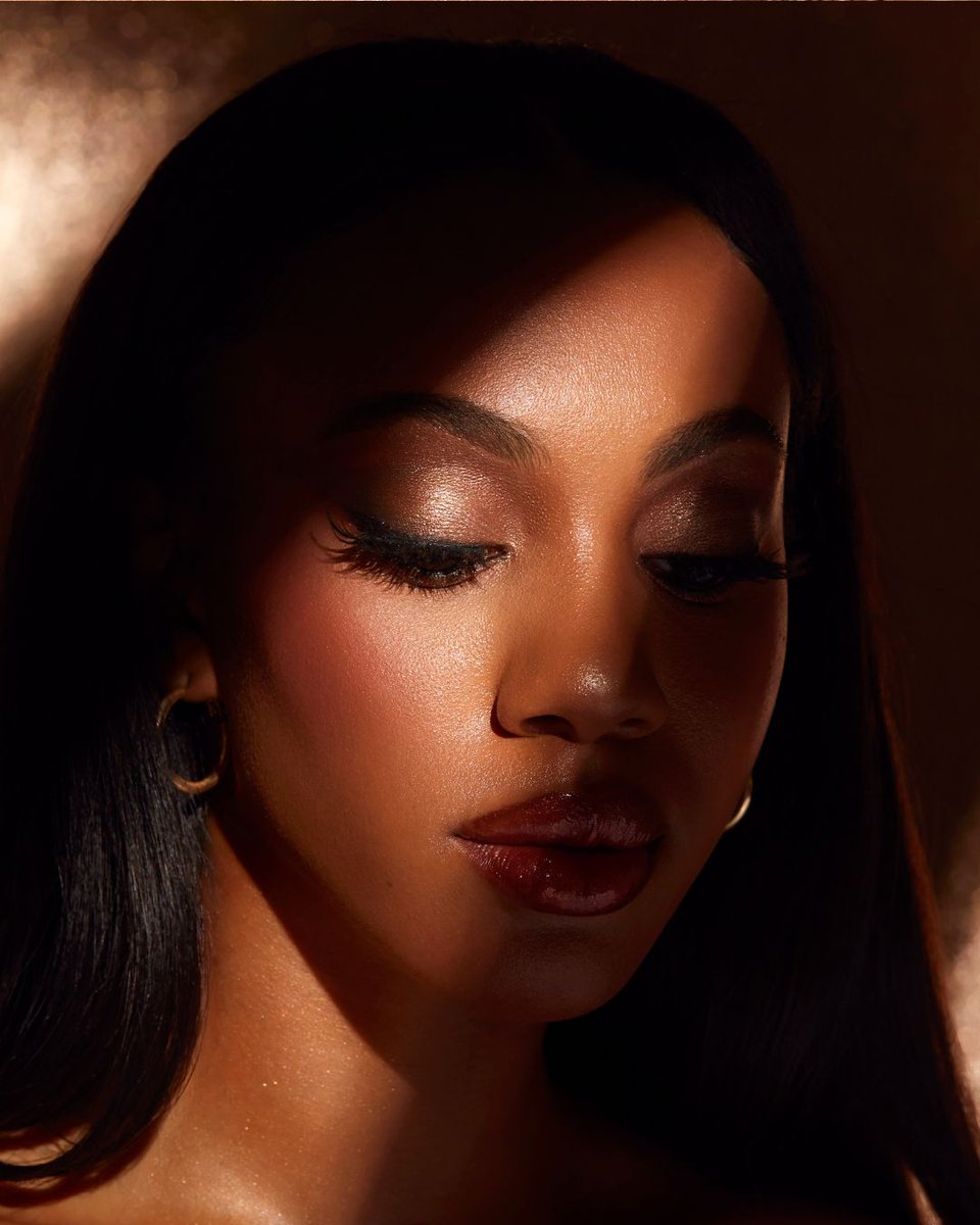 SigmaBeauty's tweet image. Golden hour meets glam hour 💫
Our new Spectrum Eyeshadow Palette has 20 buttery mattes, shimmers & metallics made to flatter every skin tone.
Shop now at SIGMABEAUTY.COM
#SigmaBeauty #SpectrumPalette #EyeshadowTutorial #GetTheLook