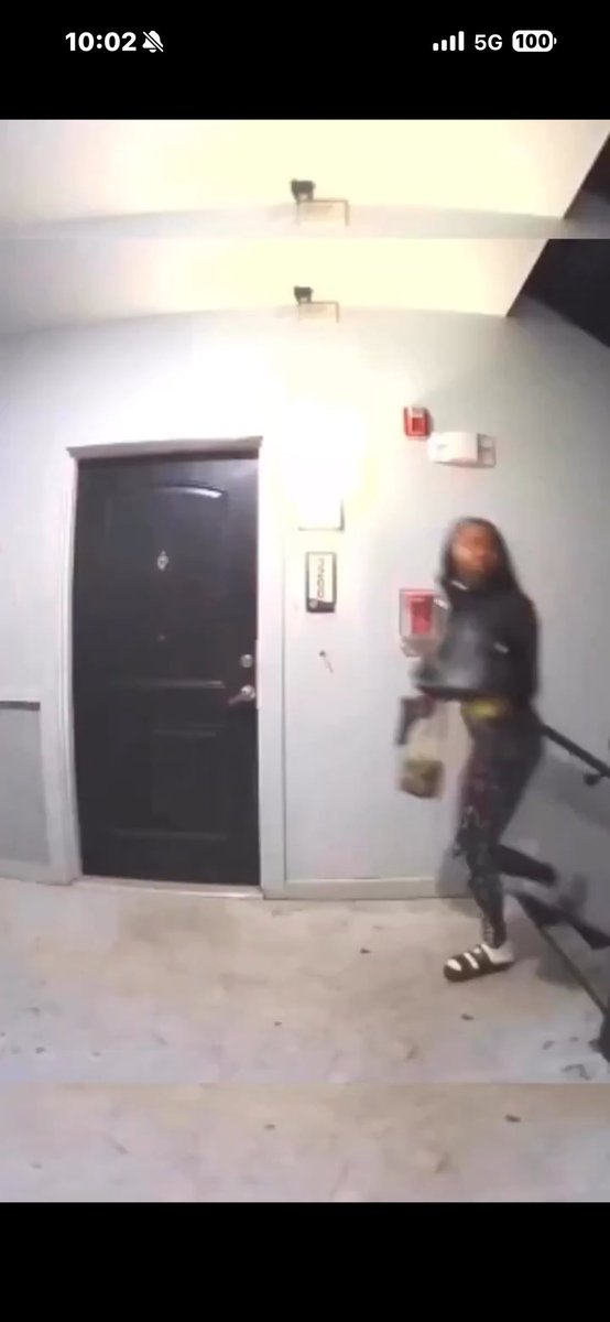 black_and_petty's tweet photo. @2020Fights She looked back twice cause she could sense them dumb bitches presence 🤣 https://t.co/UvFm8rrwP9