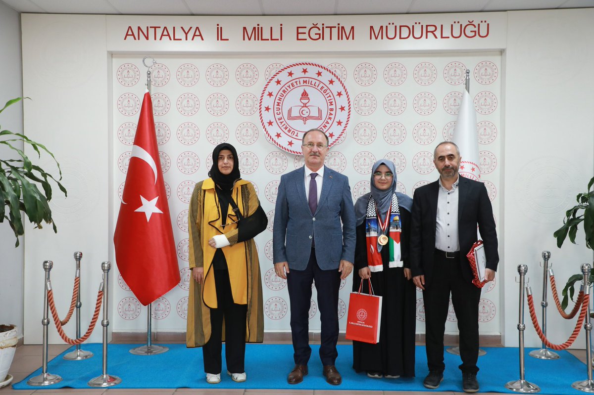 İl Millî Eğitim Müdürümüz Sayın Mehmet Yasin ERİŞ, MEB DÖGM tarafından düzenlenen 12. Arapça Bilgi ve Etkinlik Yarışmaları’nda Lise Şiir Kategorisi Türkiye Birincisi olan öğrencimiz Azra GÜLLER’i makamında kabul etti.