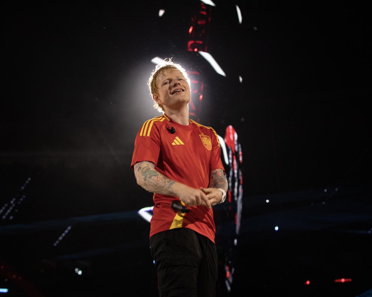 edsheeran's tweet photo. Europe, the Mathematics Tour is back! Kicking off our in Madrid, thank you for bringing the energy 🩷💎

📸 @MarkSurridge https://t.co/IJeJEkR4YR