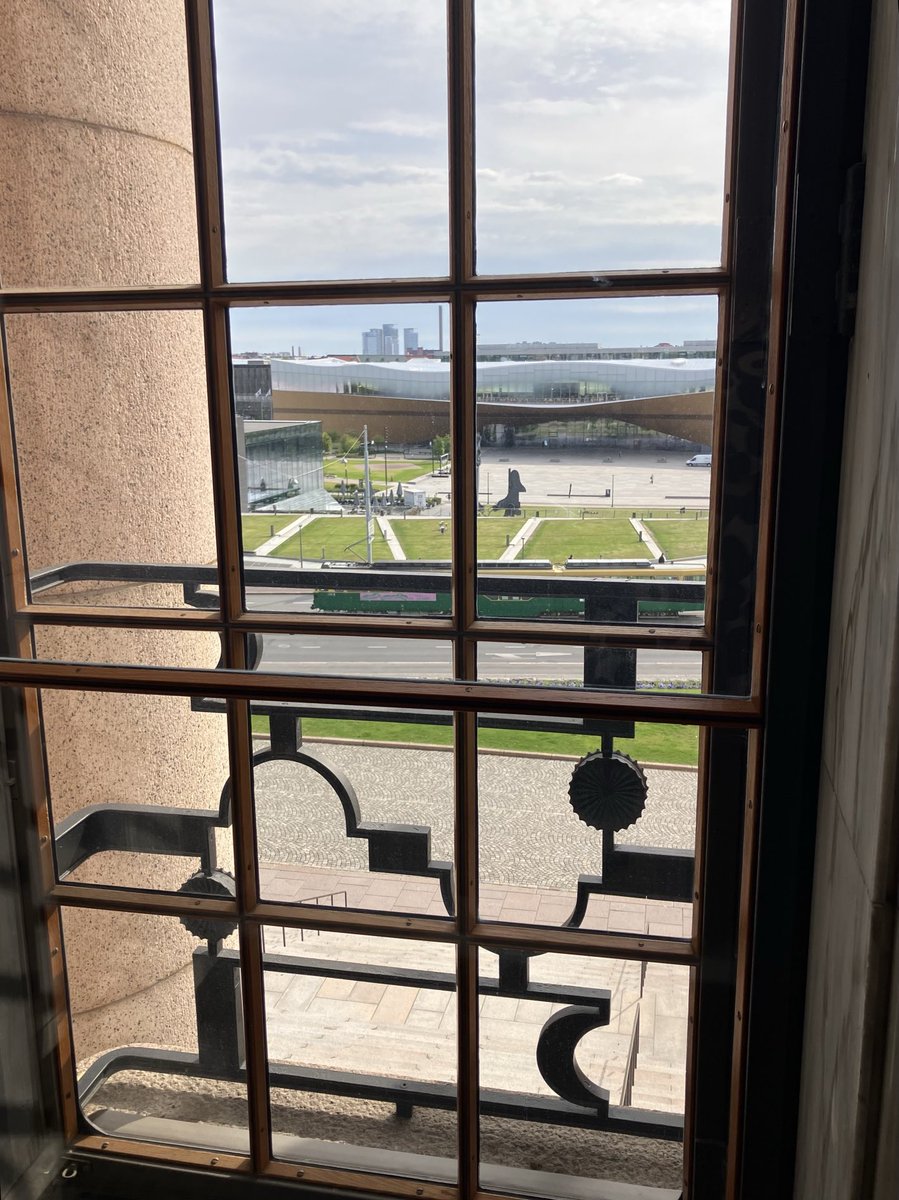 #Kymin100 säätiö kokousti tänään aina niin kauniissa eduskuntatalossa. Levoton toimintaympäristö heijastuu myös säätiöön. Kiina ja USA puhuttivat, talouskasvun tarve, investointikilpailu, ja se, miten moni asia kiertyy turvallisuuteen. Kiitos kutsusta ⁦<a href="/VilleKaunisto/">Ville Kaunisto</a>⁩ 👍