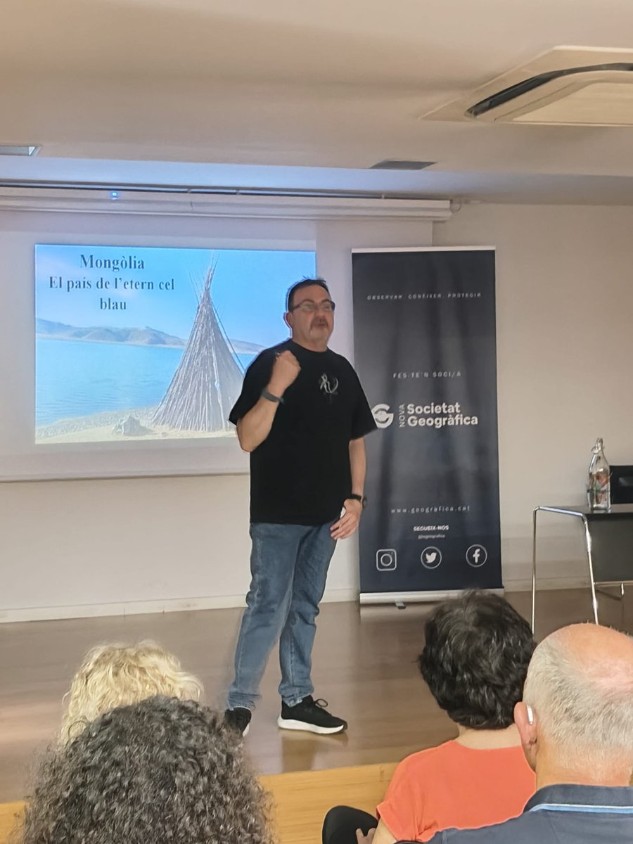 I no podem estar més contents: <a href="/FBAILON/">Francesc Bailón</a> omple la sala de gom a gom amb el seu viatge que ens duu fins a #Mongòlia 🇲🇳🐫