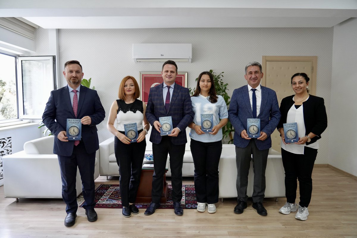 Genç Kalemden Büyük Başarı📖

Muğla BİLSEM Edebiyat alanı öğrencilerimizden Reyyan Bozdağ’ın ilk şiir kitabı “Buz Tutmuş Yelkovan”yayımlandı.

Kültür ve Turizm Bakanlığı tarafından ISBN verilen kitabın editörlüğünü, öğrencimize danışmanlık yapan Türkçe öğretmenimiz Burcu Hızır