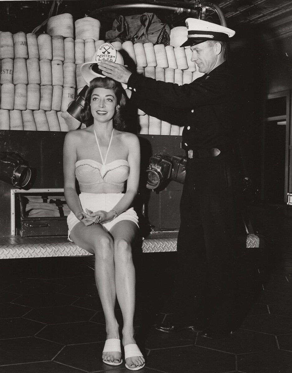 If you’re going to be crowned Queen of something, it might as well be Queen of the Fire Department!👨🏼‍🚒
Our Marie Windsor. What a dame!🥰