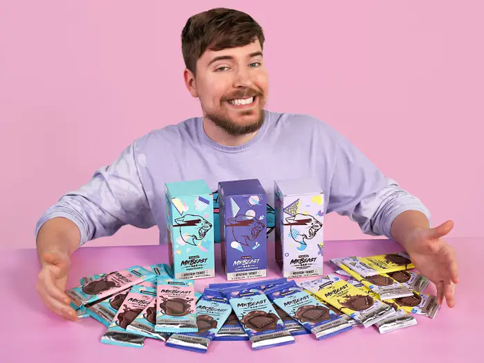 If you want to build a brand today, you’ll probably think:

"Let’s hire a team. Run some ads. Plan a campaign.”

But there’s a $215M brand that skipped all of that.

Not from a CMO or a Fortune 500 executive – by a YouTuber.

Here's how Mr. Beast built Feastables from scratch 🧵
