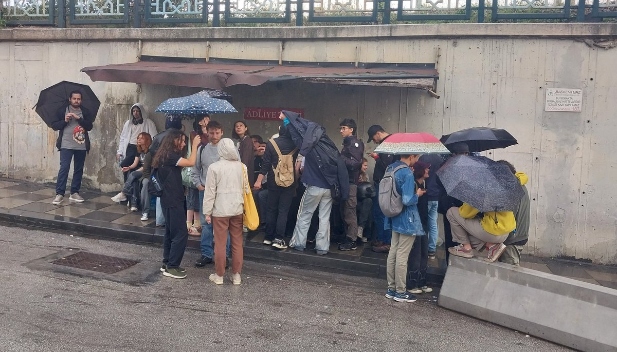 📍 Adliye Sarayı, Sıhhiye

Sadece "durduğu" için savcılığa sevk edilen arkadaşımızı alana kadar adliye önünde nöbetteyiz.

"Gözaltılar, tutuklamalar, baskılar bizi yıldıramaz!"

#SerbestBırak
#Gezi12Yaşında 
#Gezi