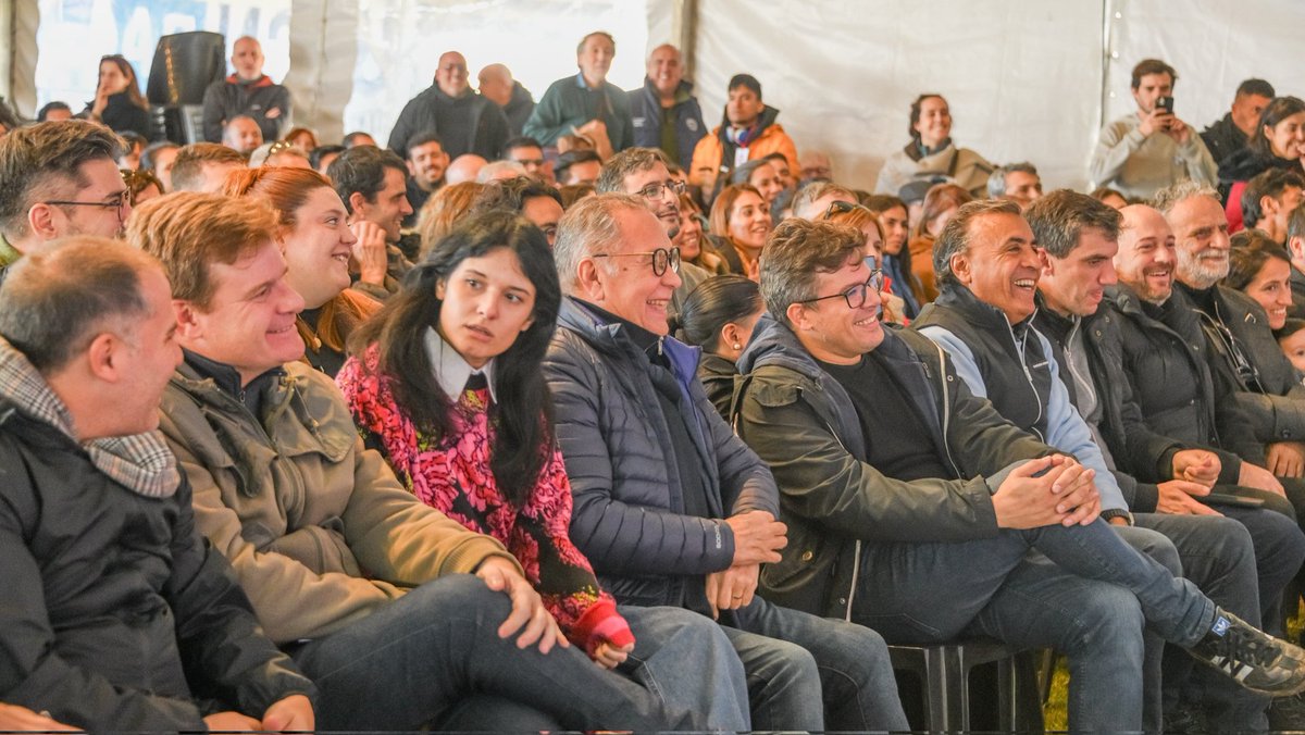 Alberto Descalzo 🇦🇷 (@albertodescalzo) on Twitter photo La política se transforma en comunidad cuando se pone al servicio del pueblo.
Junto <a href="/Kicillofok/">Axel Kicillof</a>, compañeras y compañeros participamos del plenario de <a href="/MOVIMIENTODAF/">Movimiento Derecho al Futuro</a>, un espacio donde reafirmamos nuestro compromiso con la democracia y la construcción de una Argentina más justa. La política se transforma en comunidad cuando se pone al servicio del pueblo.
Junto <a href="/Kicillofok/">Axel Kicillof</a>, compañeras y compañeros participamos del plenario de <a href="/MOVIMIENTODAF/">Movimiento Derecho al Futuro</a>, un espacio donde reafirmamos nuestro compromiso con la democracia y la construcción de una Argentina más justa.