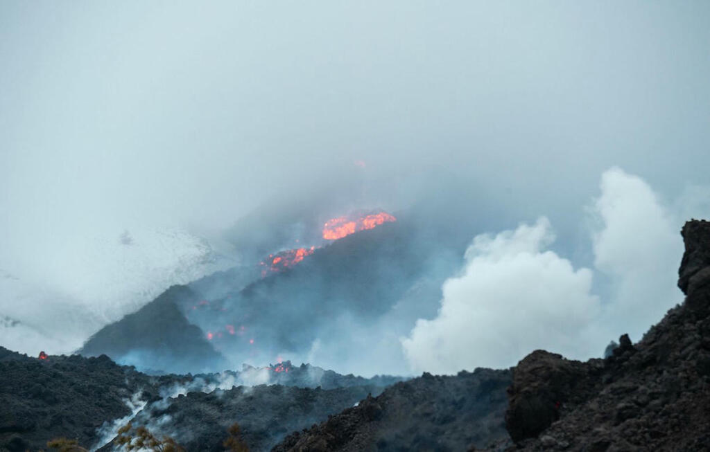 Etna : Le volcan entre en éruption et dégage un impressionnant nuage de cendres dans le ciel 20minutes.fr/planete/415647…