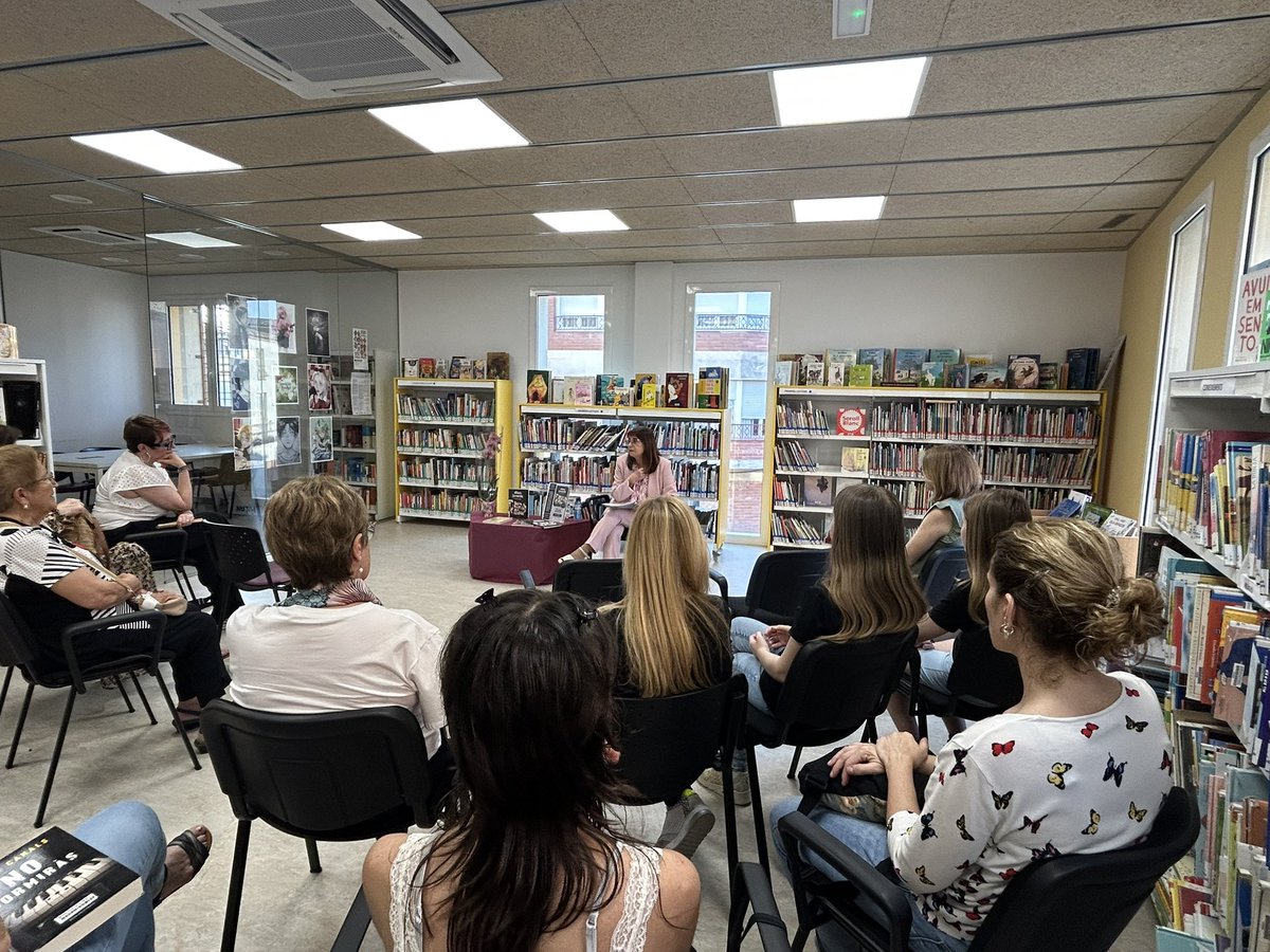 bplinyola's tweet image. Coneixem la mirada crítica i compromesa de M. Dolors Añón entorn dels reptes dels adolescents, en la presentació del seu llibre “Afers juvenils” i la guia didàctica que l’acompanya. #presentacionsdellibres #autorsdeproximitat
#Neopàtria